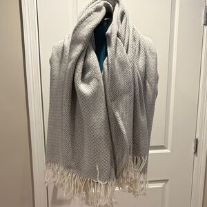 Elegant Gray Woven scarf